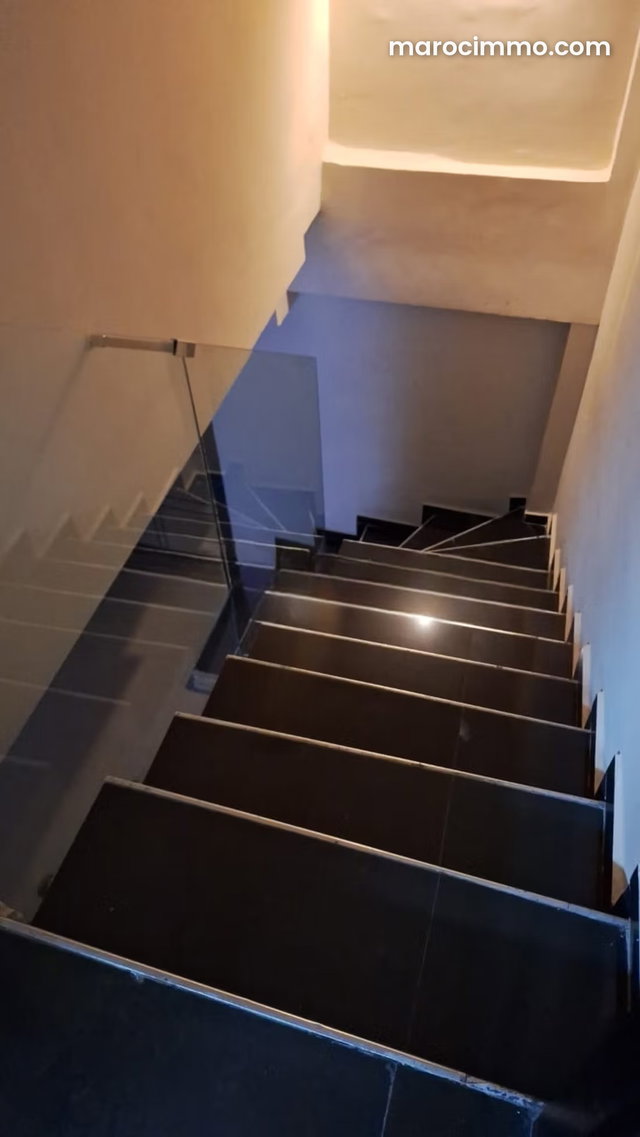 Local commercial à louer à Gauthier. Surface de 260 m². Porte blindée et résidence sécurisée — 5