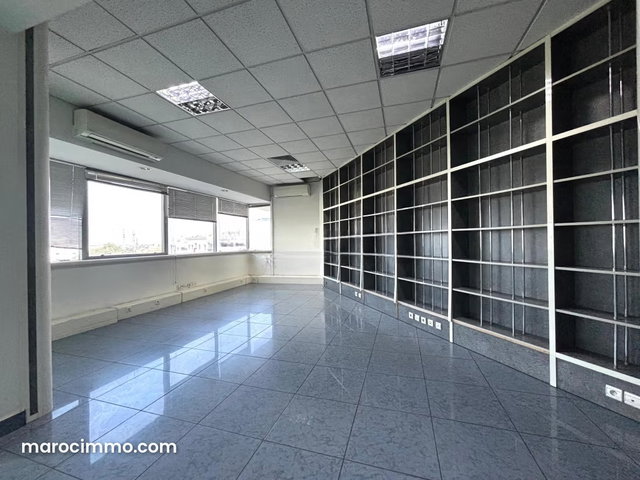 Bureaux à louer à Racine. Surface totale 181 m². Double vitrage — 4