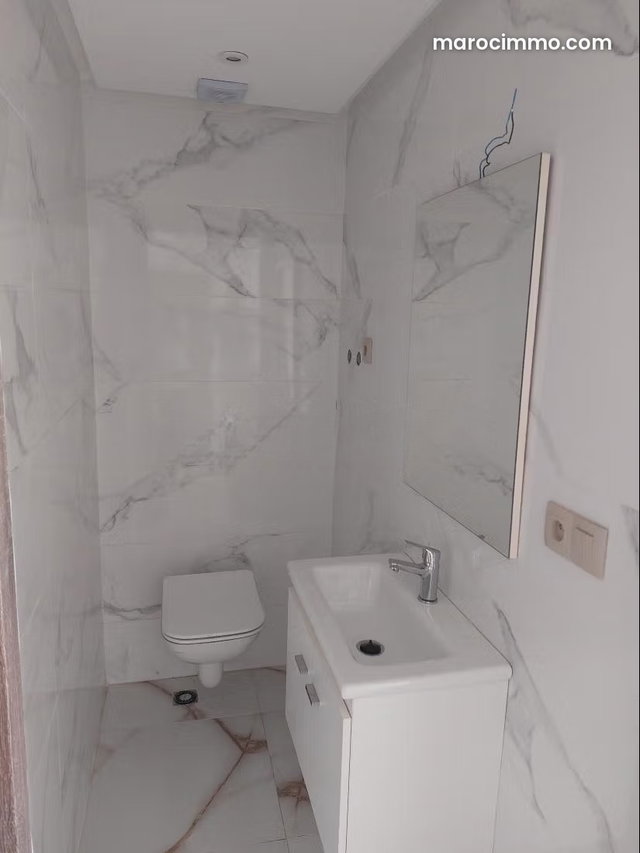 Bureau très bien placé à vendre — 2