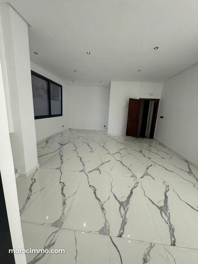 Bureaux en location à Les Hôpitaux. Superficie 54 m². Concierge — 2