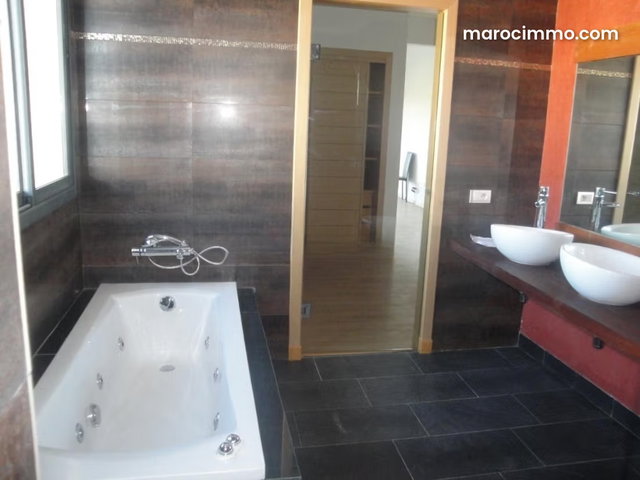 Somptueuse villa à vendre à Bouskoura. 4 belles chambres. Double vitrage et chauffage central — 4