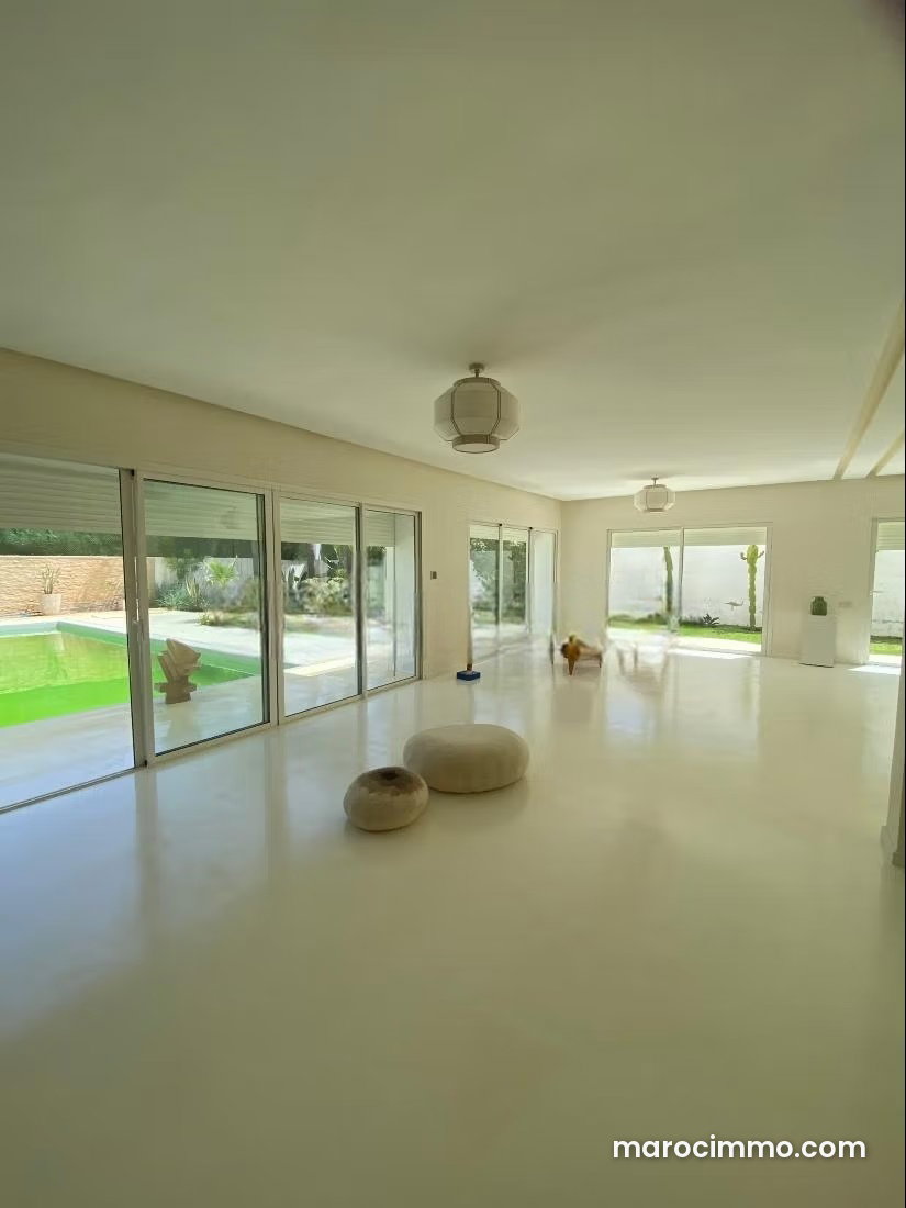 1,000 sqm villa with pool and garden for rent, El Menzeh — El Menzeh