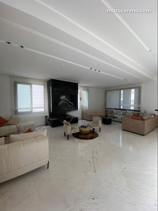 Superbe villa à louer à El Menzeh. Surface de 800 m². Bien meublé — El Menzeh