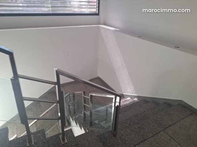 Local commercial administratif à louer — 3