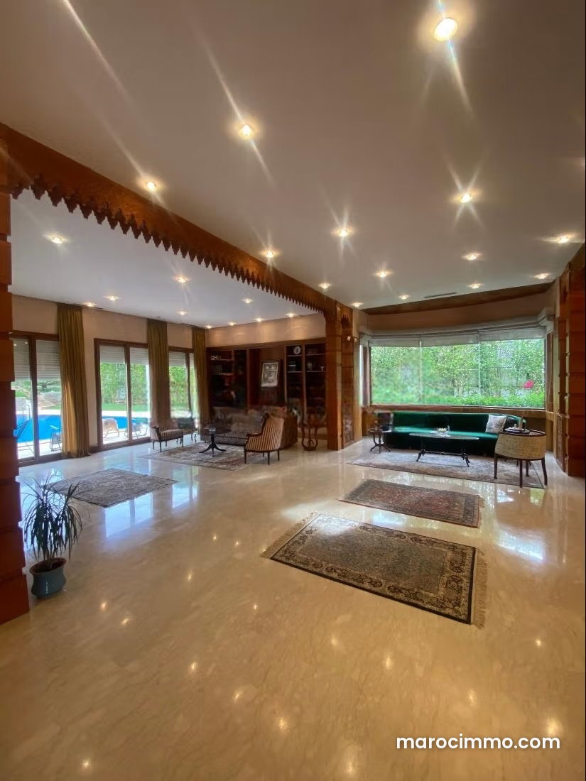 Villa 1000 m² avec piscine et jardin, Souissi, Rabat — Rabat