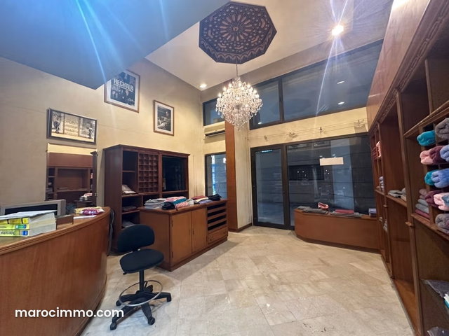 Louez ce local commercial à Quartier Bachkou. Surface de 80 m². Air conditionné — 2