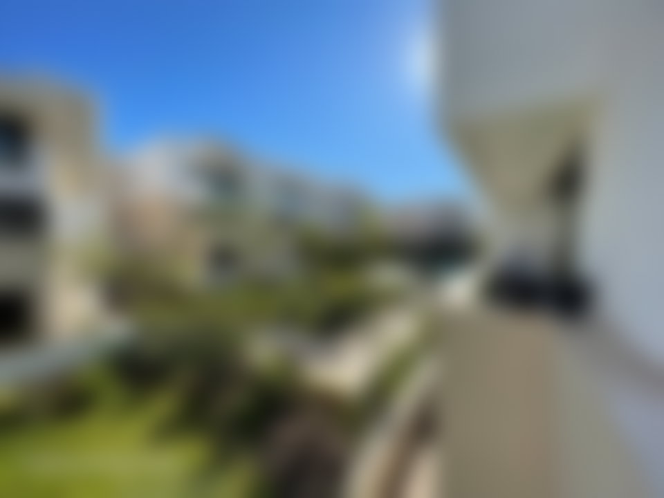 شقة فسيحة مع شرفة للكراء بالمدينة الخضراء بوسكورة