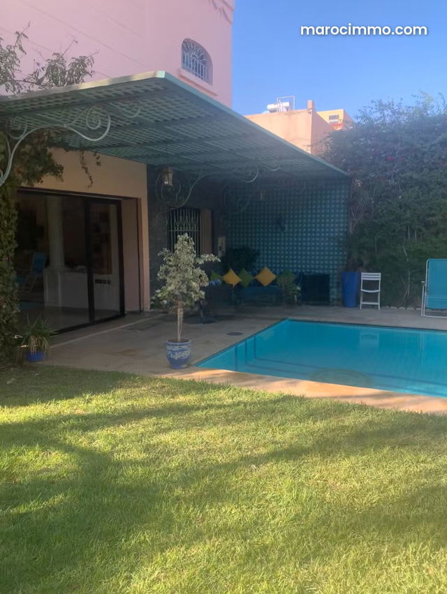 Maison de famille de 420 m2 sur un terrain de 542 m2 à la vente à TARGA emplacement très calme 5 chambres meublé — Marrakech