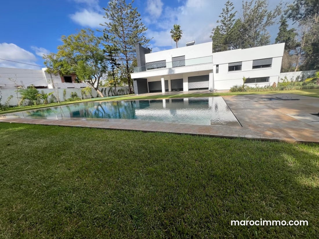 1,500 sq m Villa with Swimming Pool and Garden, Souissi, Rabat — Rabat