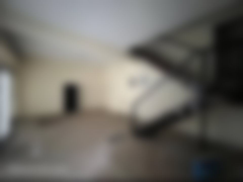 محل تجاري من مستويين للبيع وسط طنجة