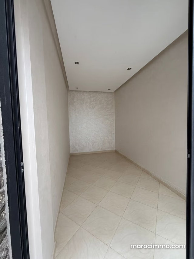 Studio vide a louer bd laymoun — 5