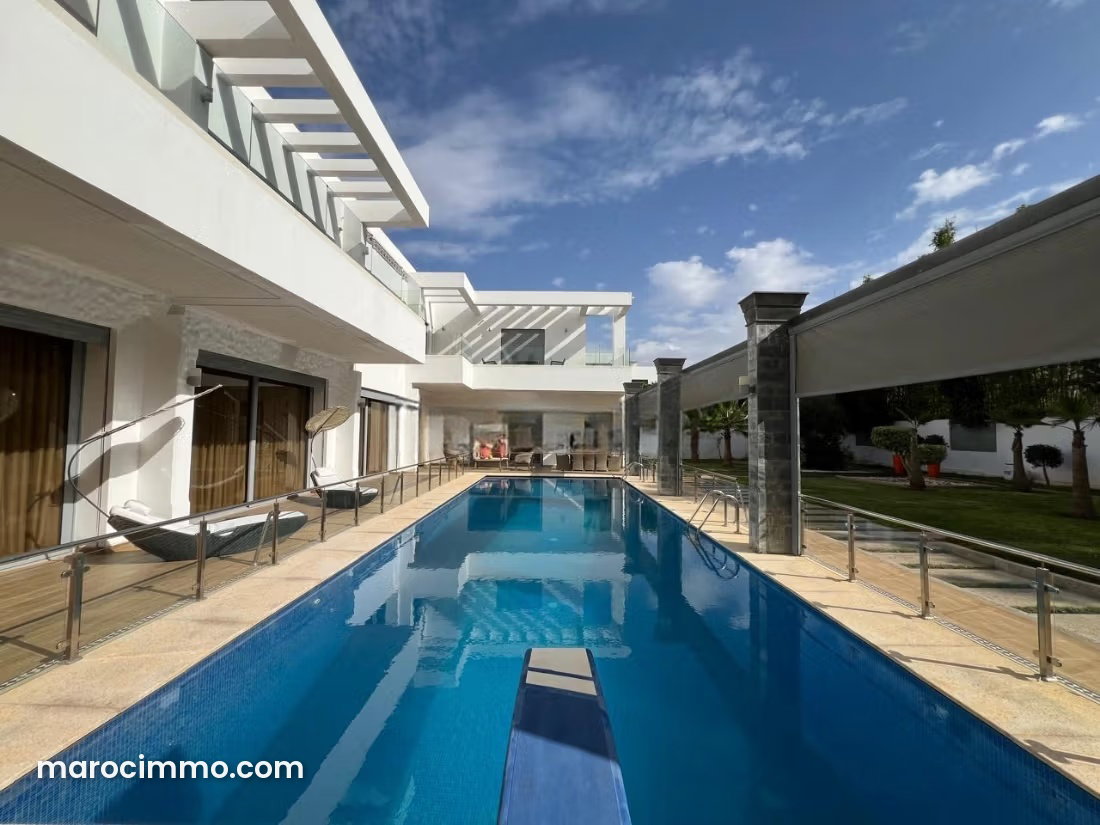 Villa 800 m² avec piscine et 6 chambres à louer Souissi, Rabat — Rabat