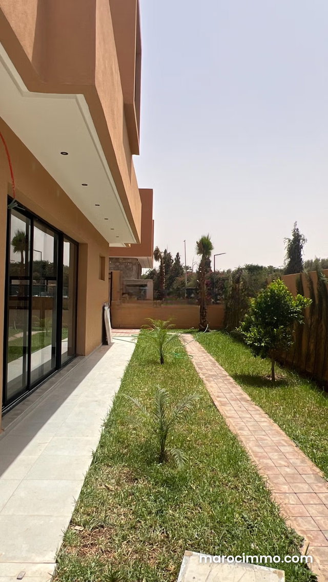 Somptueuse villa à vendre à Route de Tahanaout. 5 grandes pièces. Concierge et piscine — 5