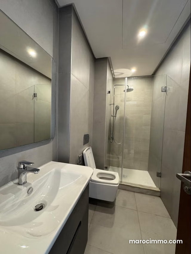 Appartement en location à Souissi. Surface de 190 m². Ascenseur et terrasse — 3