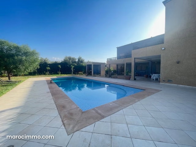 Mise en vente d'une jolie Villa isolee de 2600 m2 — 2