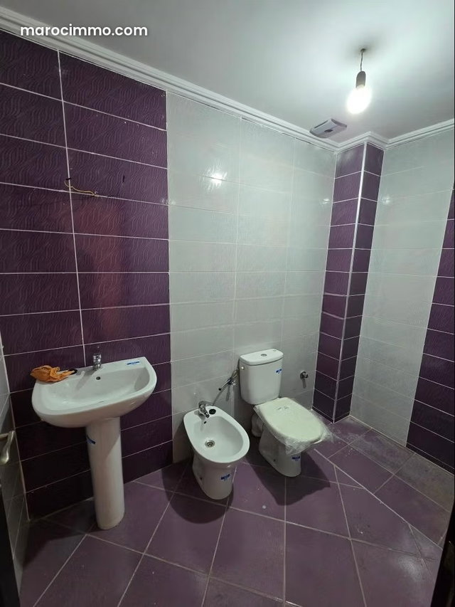 Vente d'un bel appartement à Martil. 2 chambres agréables. Espaces verts et ascenseur — 3