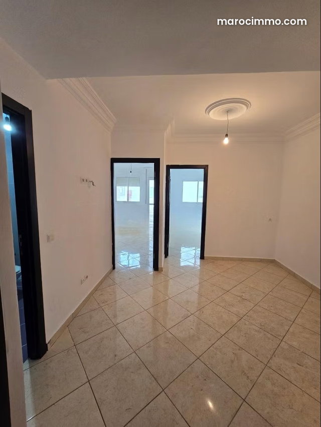 Vente d'un bel appartement à Martil. 2 chambres agréables. Espaces verts et ascenseur — 2