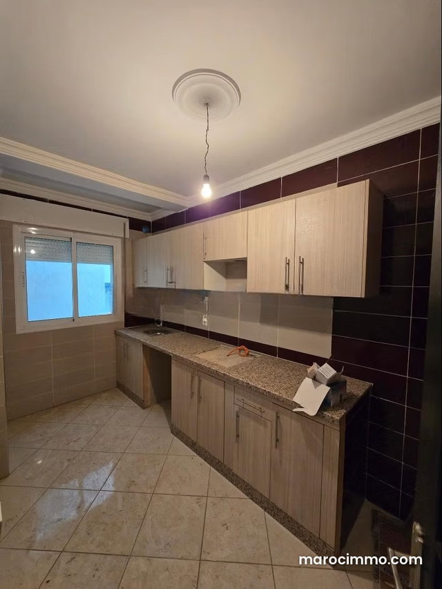 Vente d'un bel appartement à Martil. 2 chambres agréables. Espaces verts et ascenseur — 4