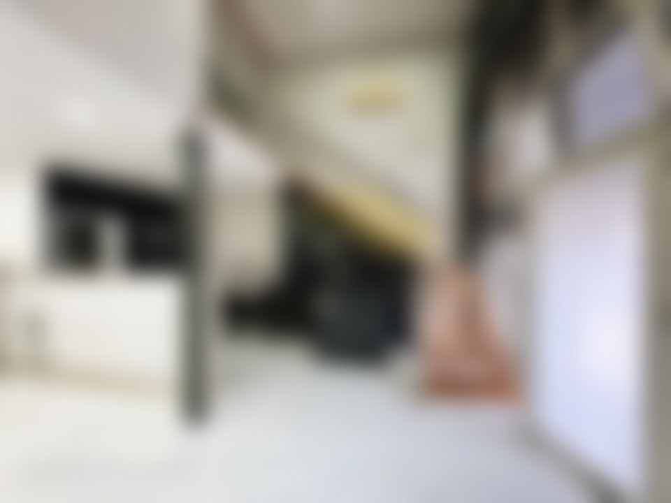 محل بواجهة جذابة وطابق نصفي للكراء بحي الرياض الرباط