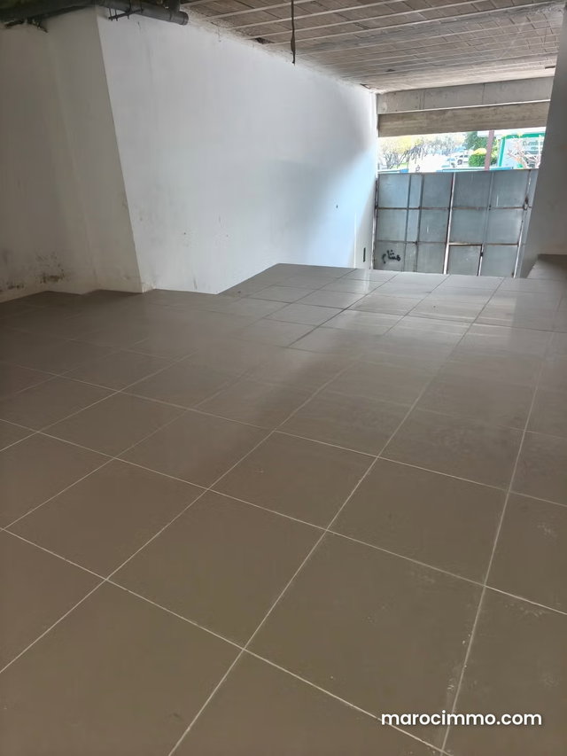 Local commercial bien situé — 4
