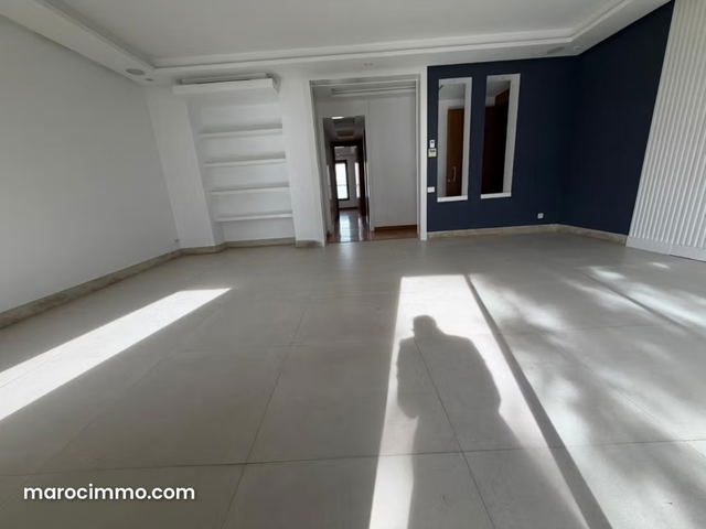 Louez cet appartement à Oasis. Superficie 120 m². Porte blindée et système de double vitrage — Casablanca