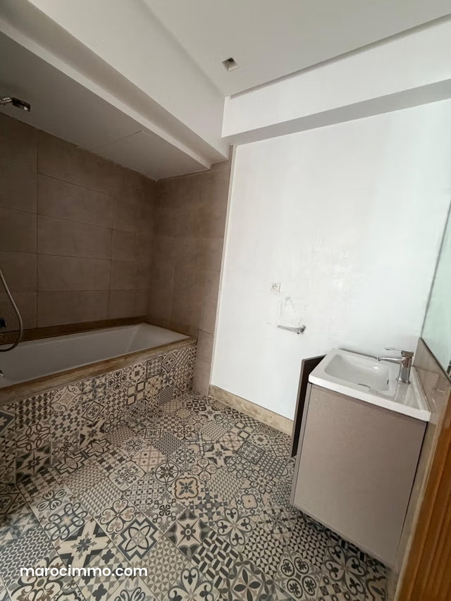 Louez cet appartement à Oasis. Superficie 120 m². Porte blindée et système de double vitrage — 5