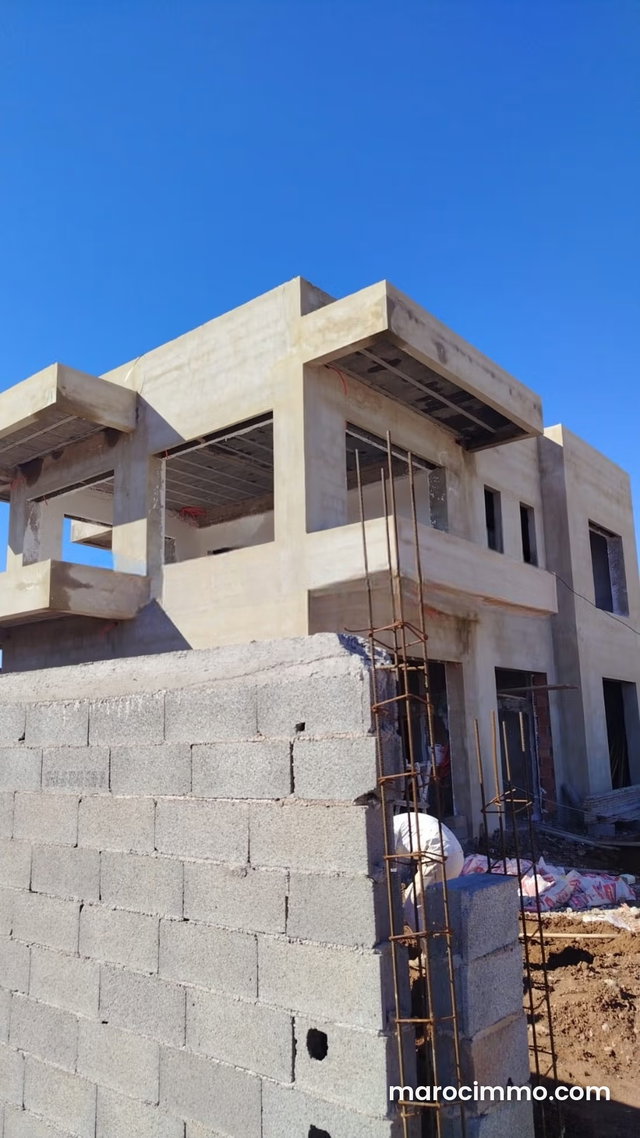 Vente villa semi finie à Route de Fez. Surface totale 398 m². Conciergerie à disposition, système de climatisation — 2