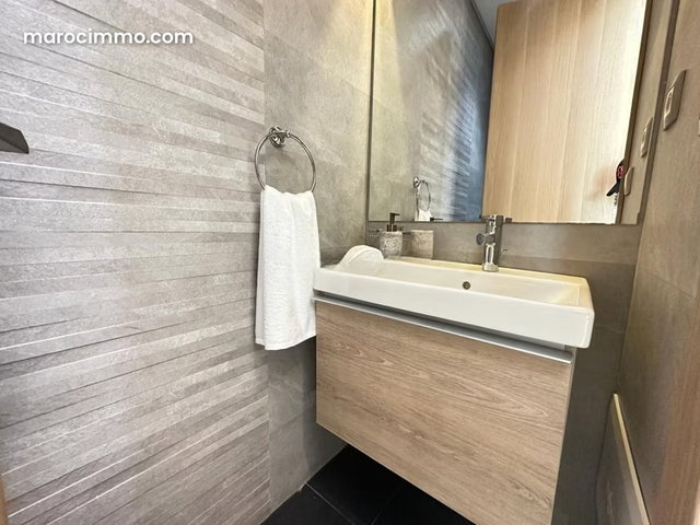 Burgundy/1 bedroom apartment no overlooking — 5
