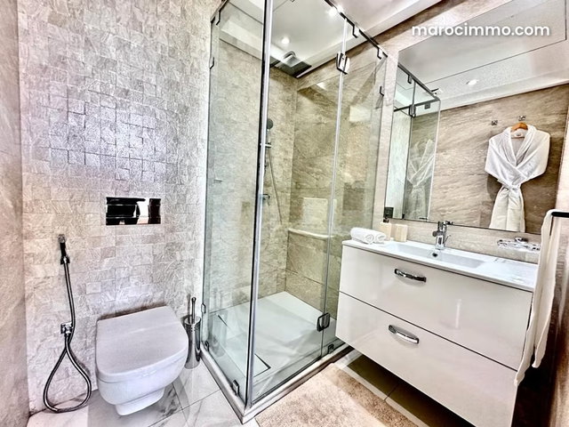 Burgundy/1 bedroom apartment no overlooking — 4