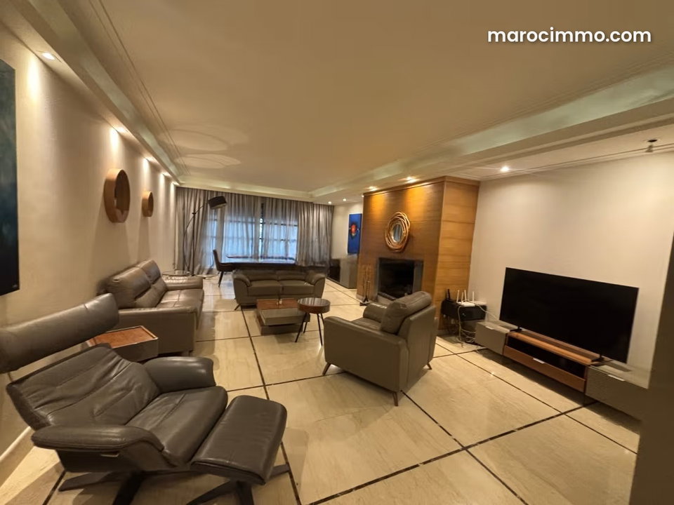 Appartement en location à Triangle d'Or. 9 grandes pièces. Bien meublé