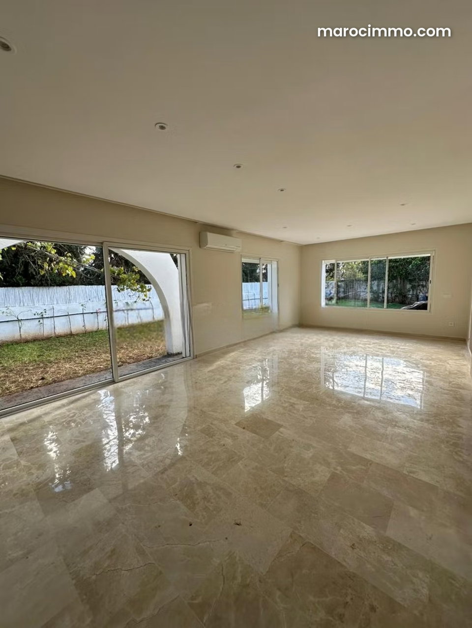 A louer Villa d'angle 550 m² à Hay Riad