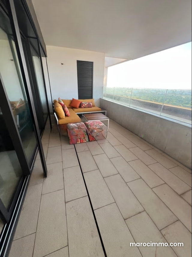 Location d'un appartement à Ain Diab. Surface totale 200 m². Bien meublé — 2