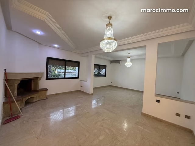Luxury villa for rent in Riyadh. 6 comfortable rooms. Traditional living room and steel door — Rabat