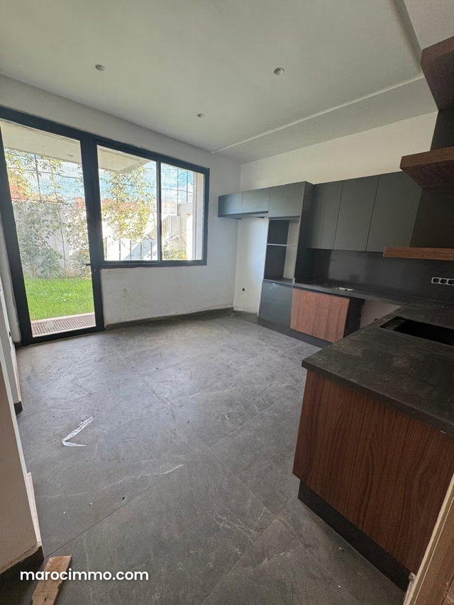 A Vendre Villa à Bouskoura avec jardin et piscine — 3