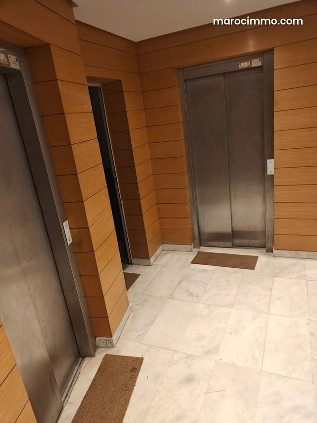 Vente d'un bel appartement à Bourgogne Ouest. 2 pièces confortables. Système de parabole et salon marocain — 2