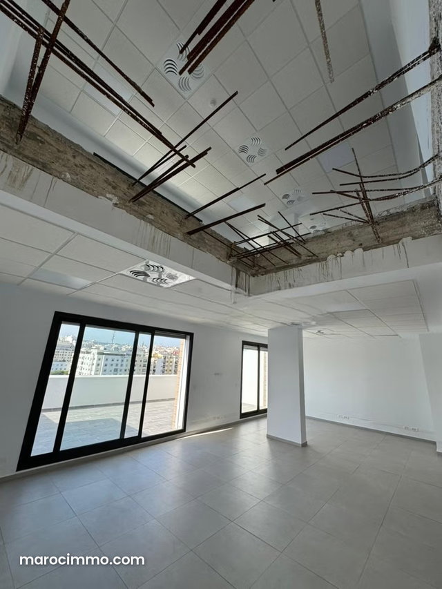 Bureaux en location en Centre. Superficie 57 m². Ascenseur et terrasse — 3