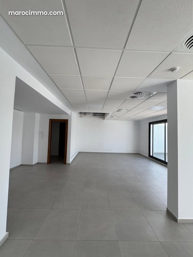Bureaux en location en Centre. Superficie 57 m². Ascenseur et terrasse — 2