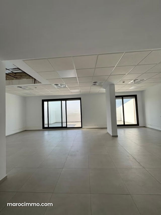 Bureaux en location en Centre. Superficie 57 m². Ascenseur et terrasse — Tanger