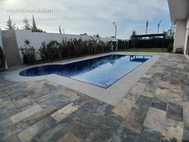 Location villa de haut standing à El Menzeh. 7 chambres. Tout confort avec cheminée et climatisation. — 4