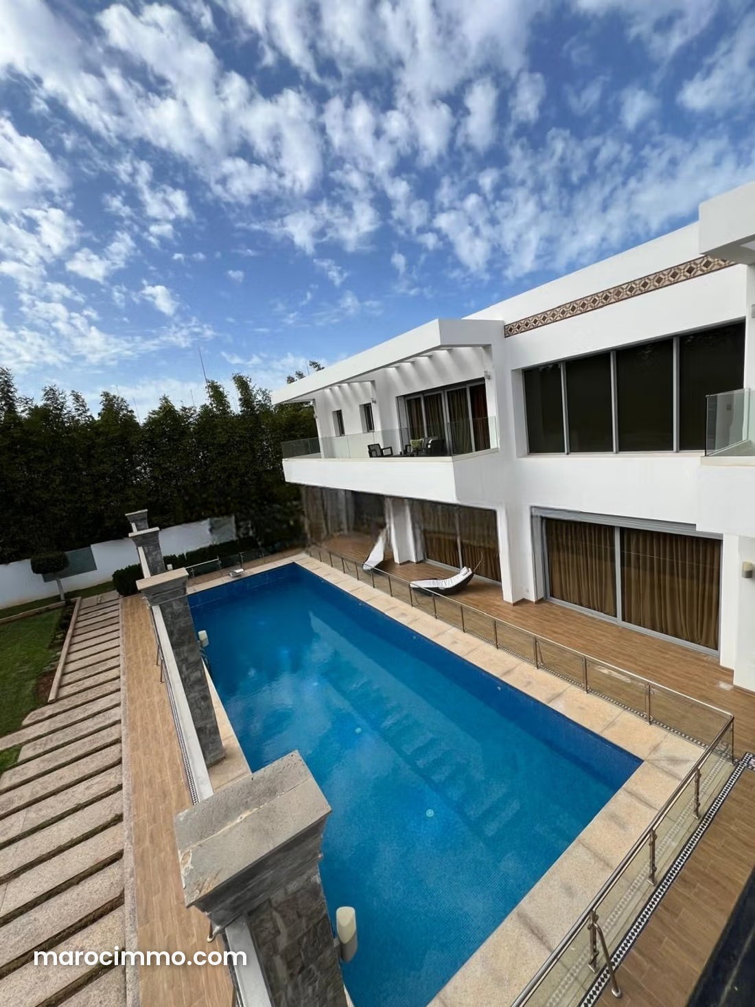 Furnished 600 sqm villa with garden and pool for rent in Souissi, Rabat — Rabat