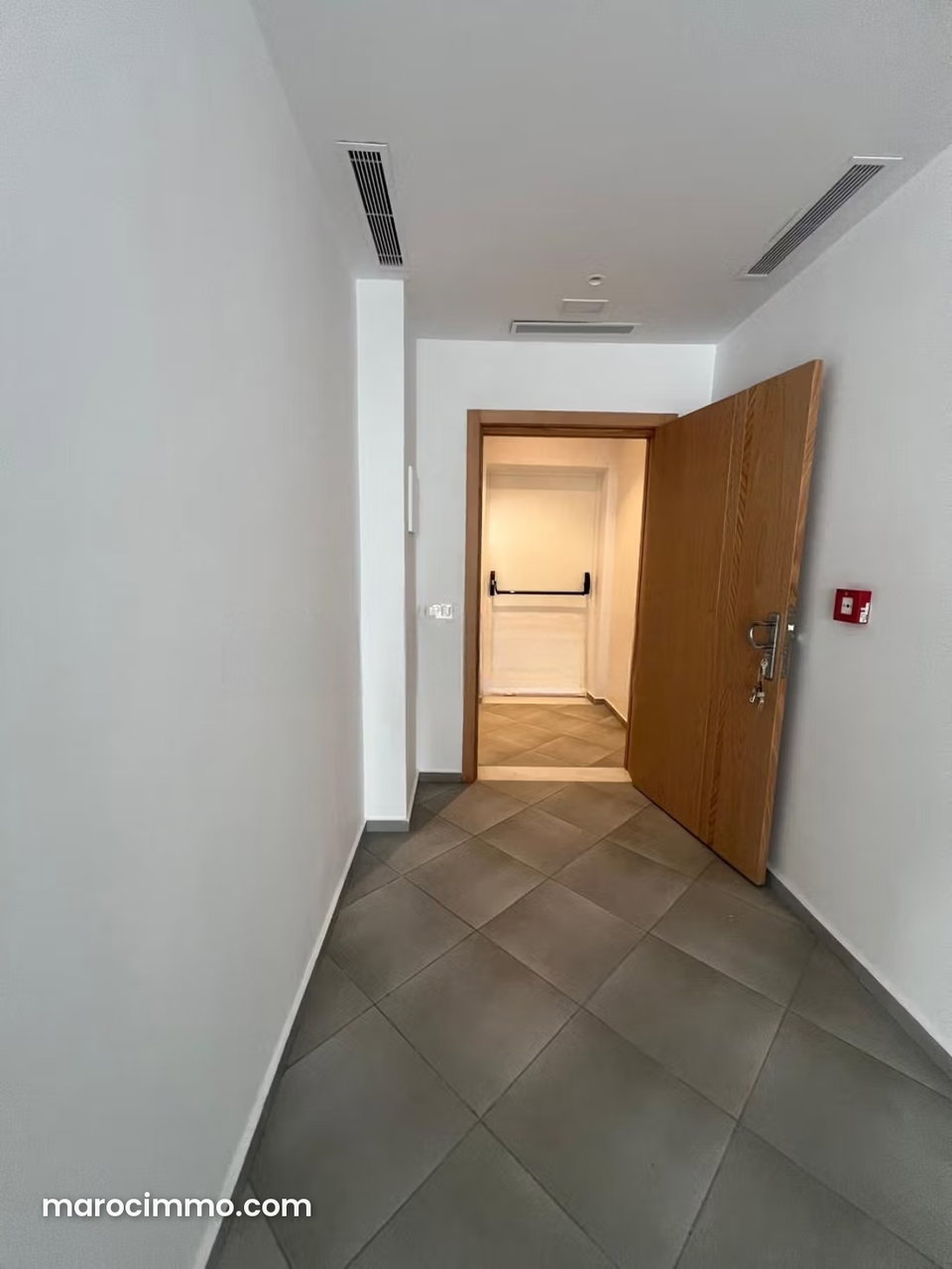 Location professionnelle quartier administratif corp me