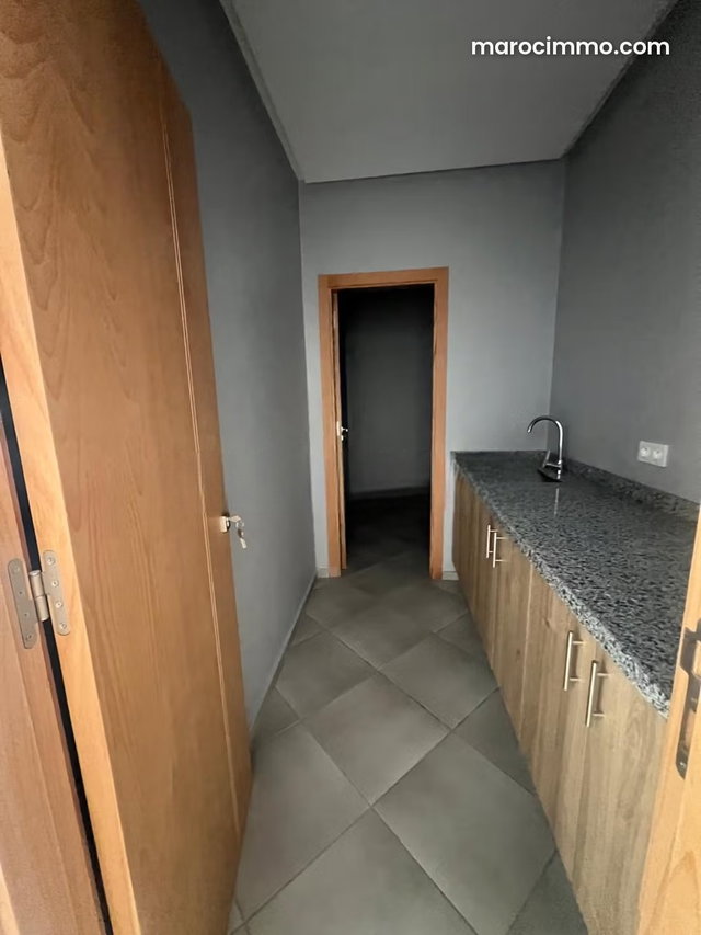Location professionnelle quartier administratif corp me — 2
