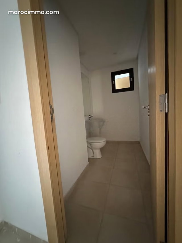 Bureaux en location à Aïn Sebaâ. Surface de 55 m². Porte blindée, sécurité — 2
