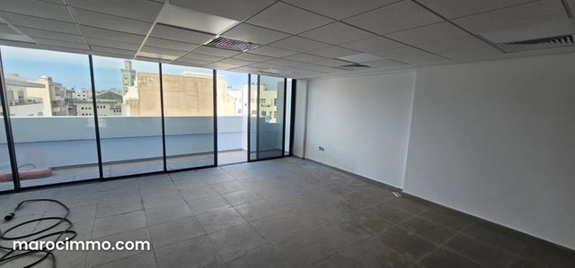 Immeuble de haut standing a usage professionnel de 1500 m de surface exploitable a la location en plein route el jadida — 2