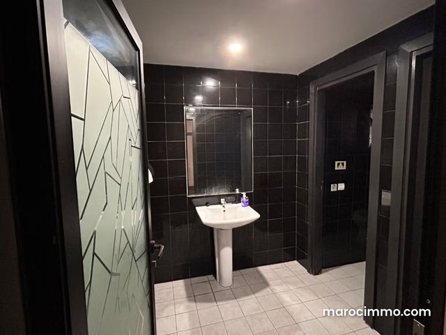Immeuble a usage professionnel de 1450 m2 de surfaces utiles a la location en plein quartier Ghautier — 2