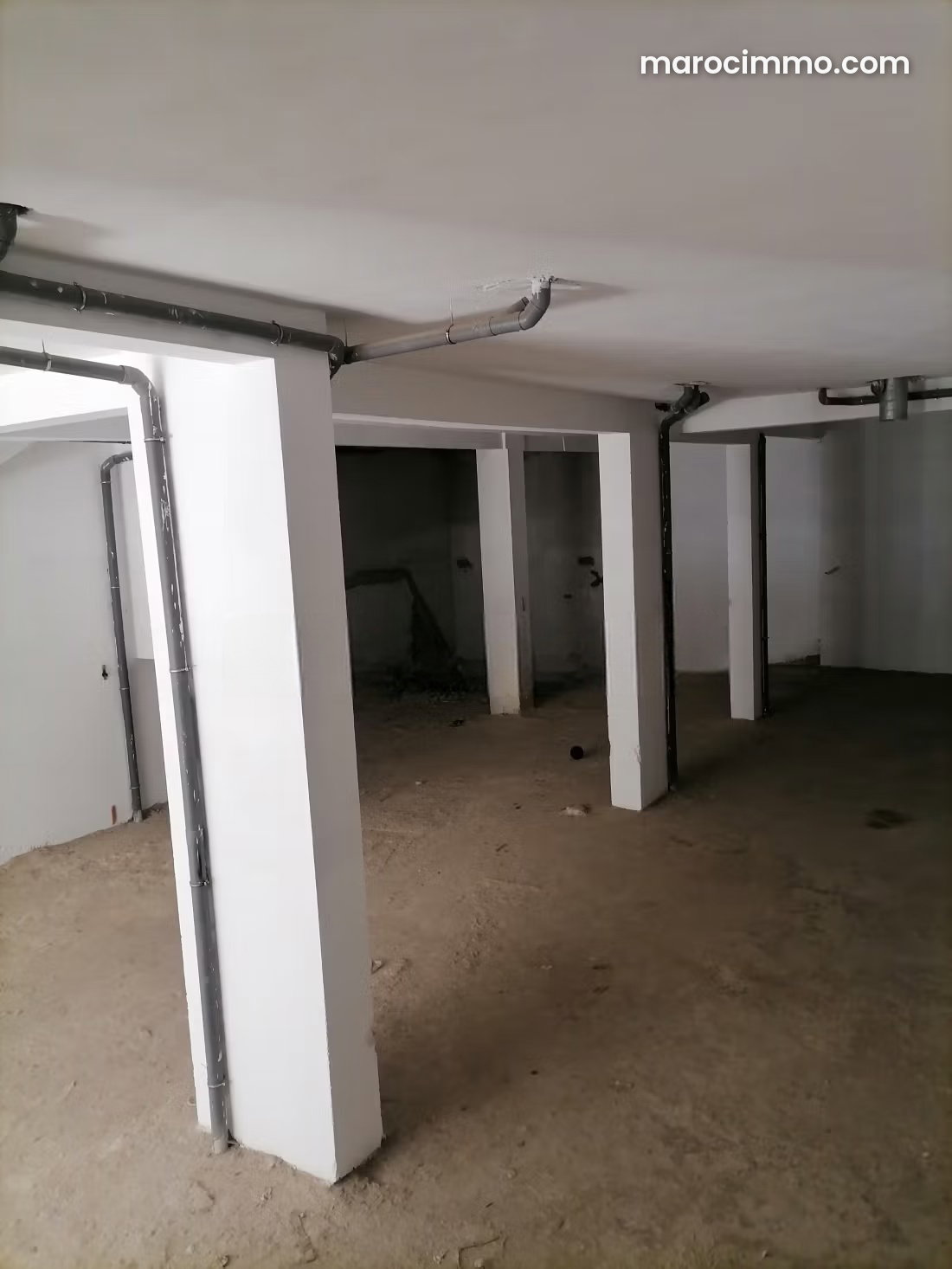 محل تجاري فسيح للإيجار وسط طنجة — طنجة