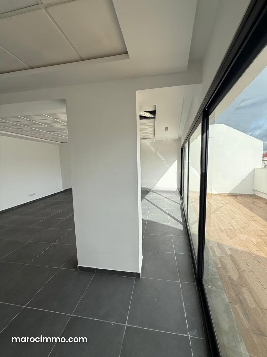 82 sqm office for sale in Tangier's Dher Lahmam with parking — Tangier