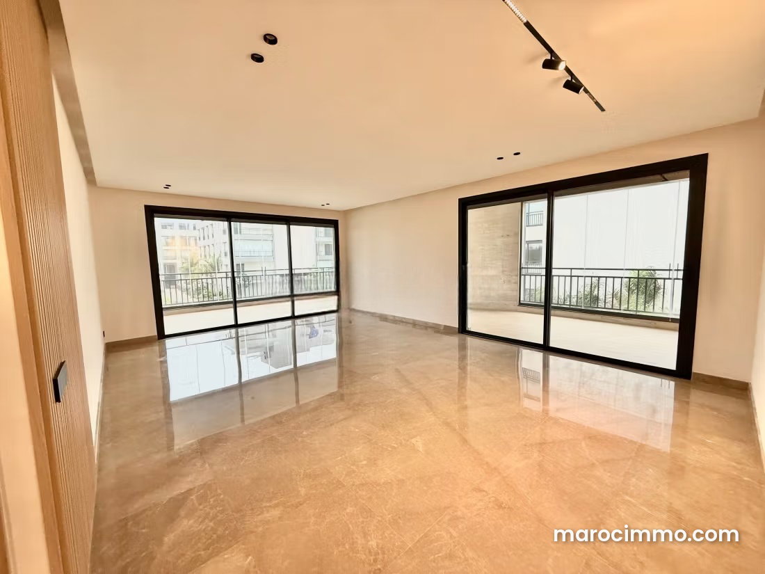 180 sqm apartment for rent, Souissi, Rabat, 3 bedrooms, terrace — Rabat