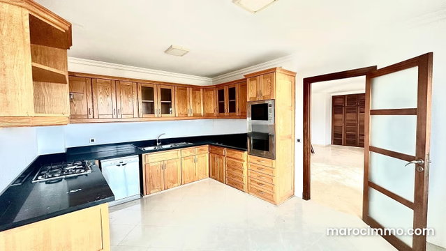 Très bel appartement en location à Ain Diab. Surface totale 220 m². Double vitrage et chauffage central — 5