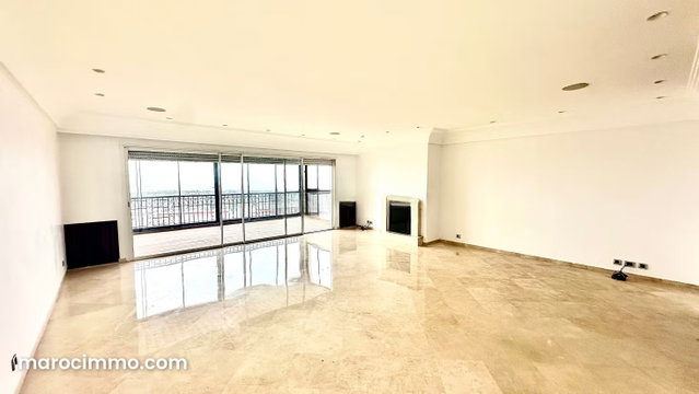 Très bel appartement en location à Ain Diab. Surface totale 220 m². Double vitrage et chauffage central — 2